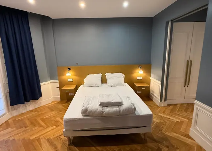 Standing - Champs Elysee Париж