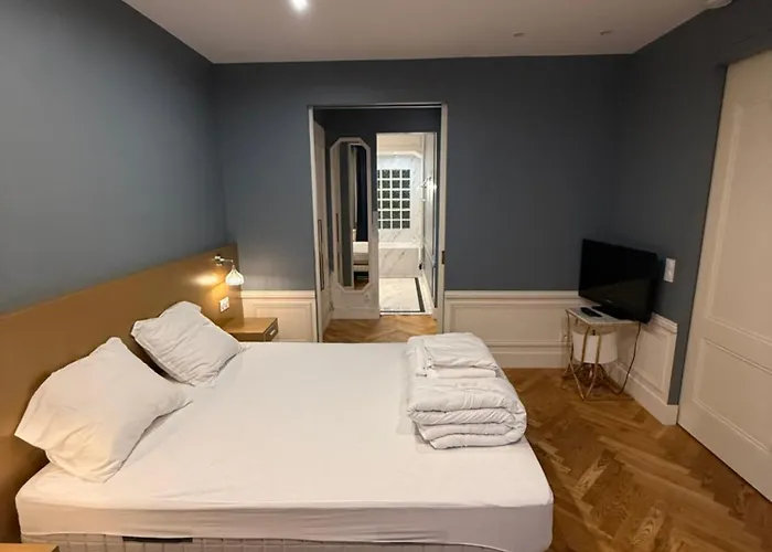 Standing - Champs Elysee Apartment *